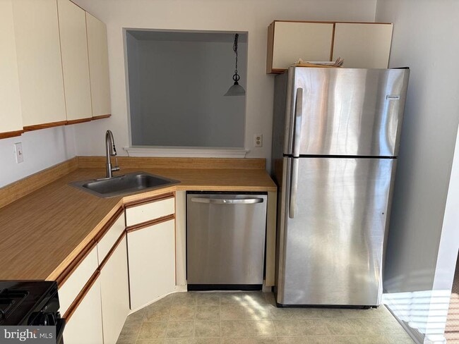 Building Photo - 405 Atlanta Court