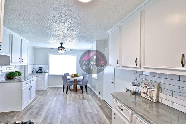 Building Photo - 3 Bedroom With Fresh Updates!