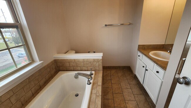 Building Photo - 1574 Kessler Ave