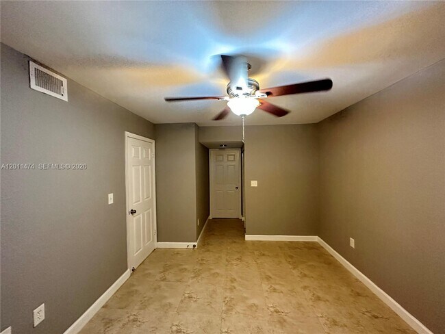 Building Photo - 2841 N Oakland Forest Dr