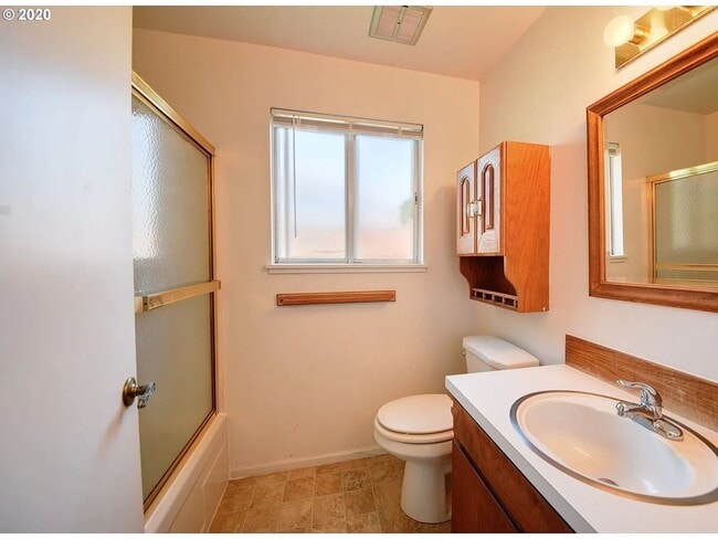 Building Photo - Great 4 Bedroom Eugene Home!