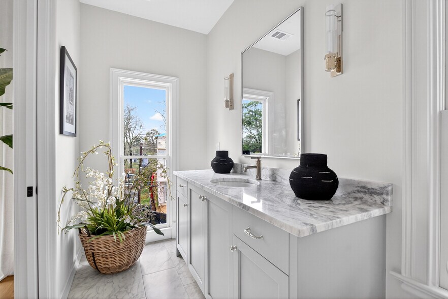 Secondary En Suite Bath - 100 Sheridan Dr NE