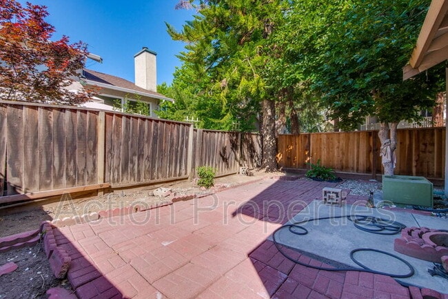 Building Photo - 1999 Garden Bing Cir