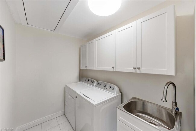 Building Photo - 330 Kon Tiki Dr