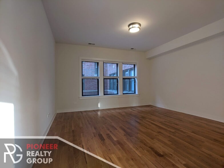Building Photo - 2203 W Eastwood Ave