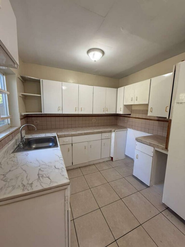 Building Photo - Large 4-1 house