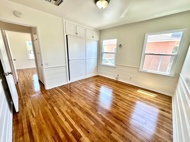 Building Photo - Single Family Home w/Backyard - 3 Bed/1 Bath