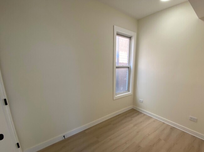 Building Photo - 1322 W Ohio St