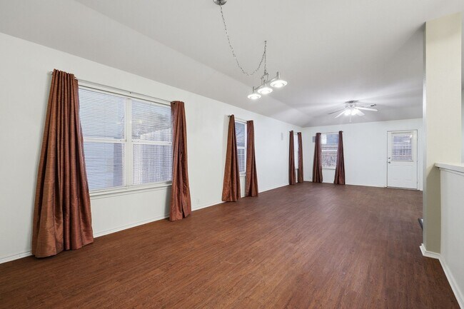 Building Photo - ***APPLICATION CURRENTLY UNDER REVIEW***Well-Maintained One-Story in Woodthorn Subdivision