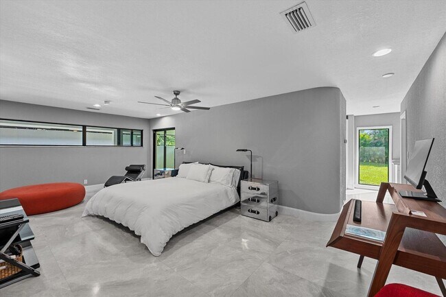 Building Photo - 13855 Shawmut Ct