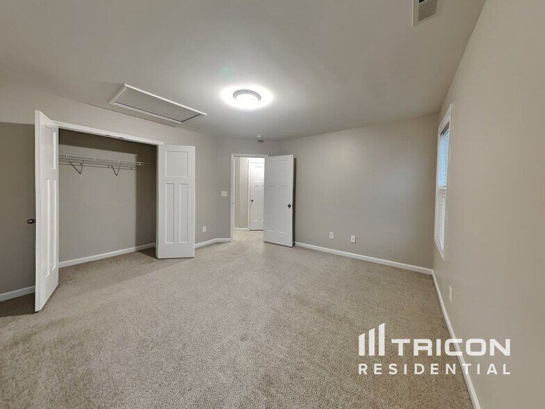 Building Photo - 877 Juno Dr