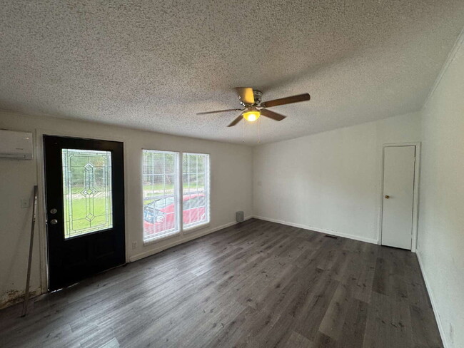 Building Photo - "Charming 1-Bedroom Retreat with Full & Ha...