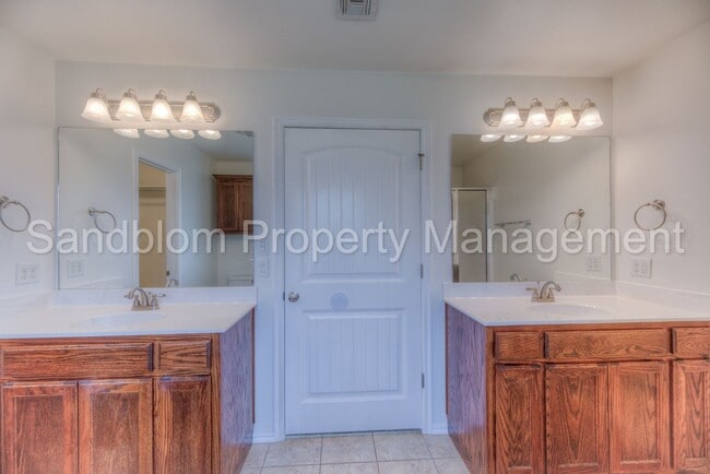 Building Photo - FOR LEASE | Jenks | Available Now!