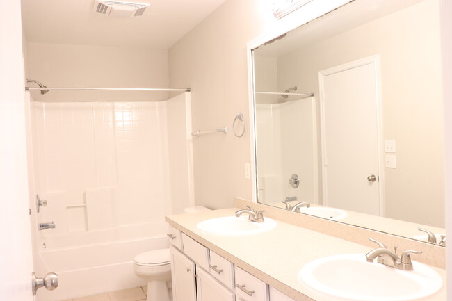 Building Photo - 1215 Eastgate Dr