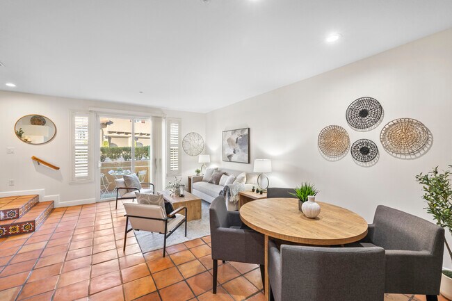 Building Photo - 19 Vinca Ct