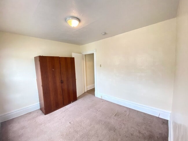 Building Photo - Newly Renovated 3 Bed, 1 Bath Unit in Pitcairn - Available January 10th!