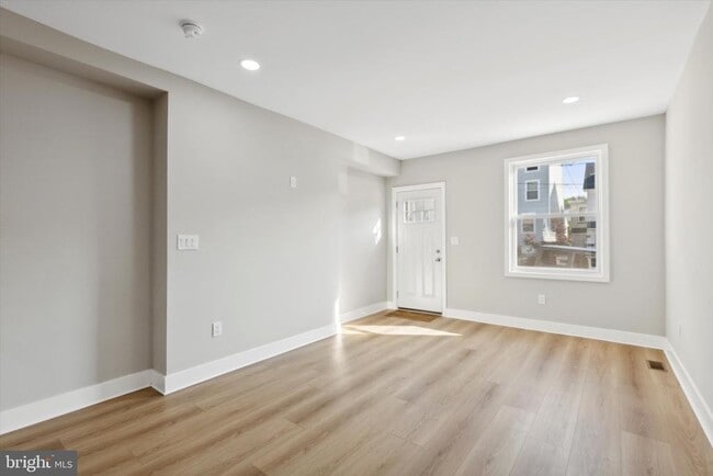 Building Photo - 247 E 6th Ave