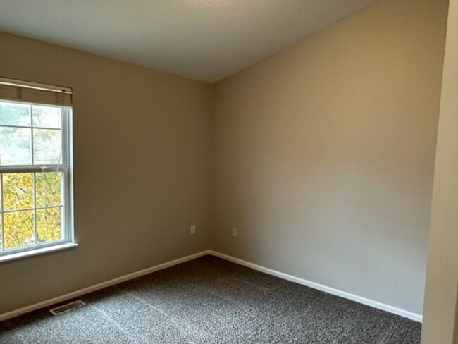 Building Photo - Newly renovated perfect 2 bedrom 2 bath to...