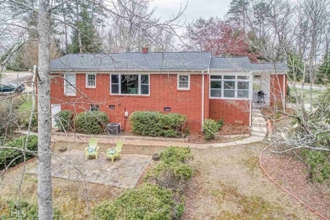 Building Photo - Discover the charm of this cozy single-family home, where your dreams can take shape and flourish!
