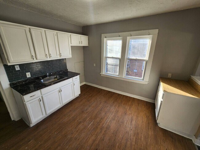 Building Photo - 11702 Honeydale Ave