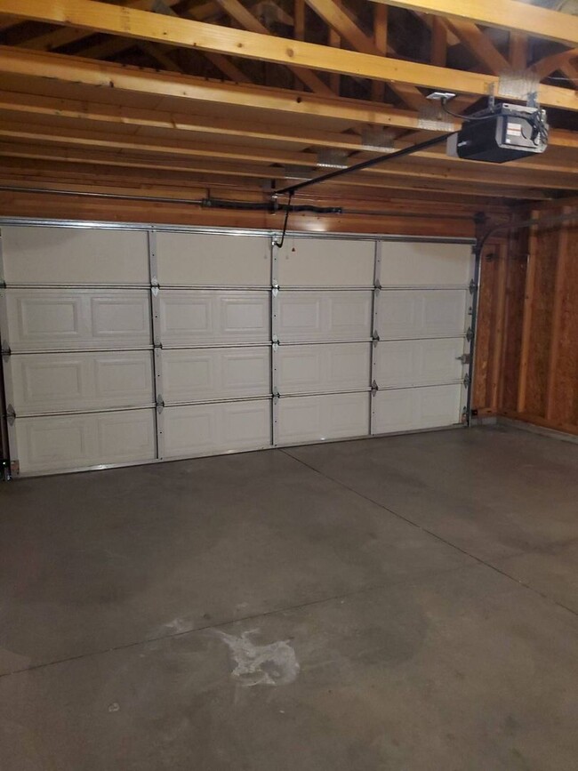 Building Photo - Double Car Garage/ Central Heat & Air/ Fen...