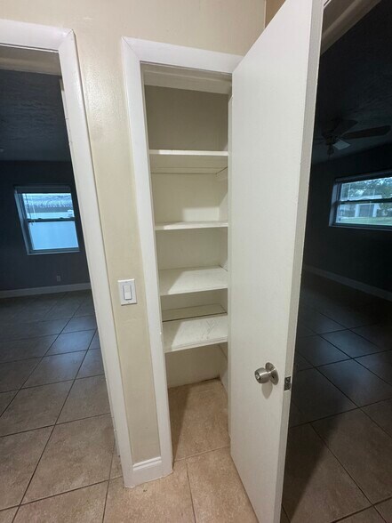 Building Photo - 401 SW 10th Ter