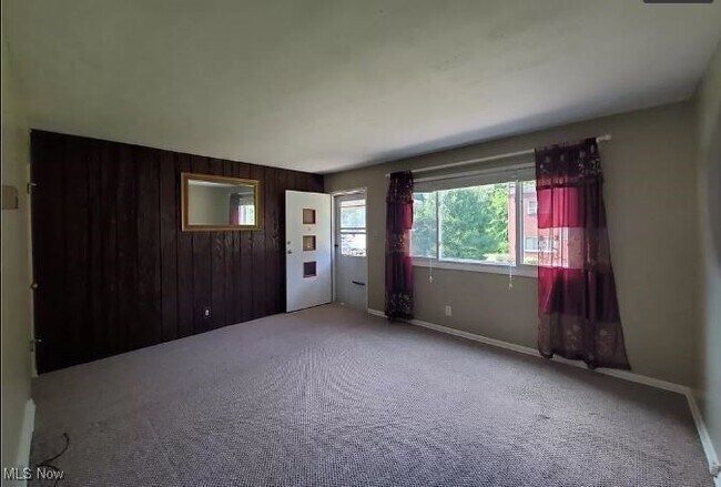 Building Photo - 215 Dalepark Dr