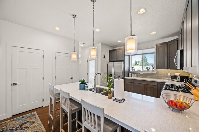 Building Photo - 1421 E Komenda Way