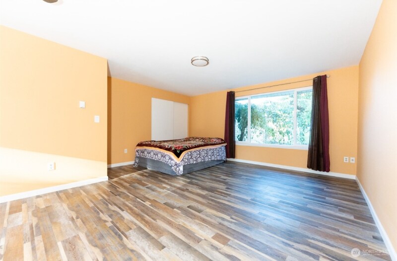 Building Photo - 7826 Emerald Dr SW