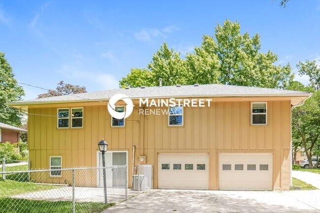 Building Photo - 3 Bedroom Pet-Friendly Home in BLUE SPRINGS, MO with Main Street Renewal