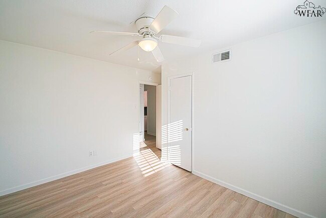 Building Photo - 4659 Woodlawn
