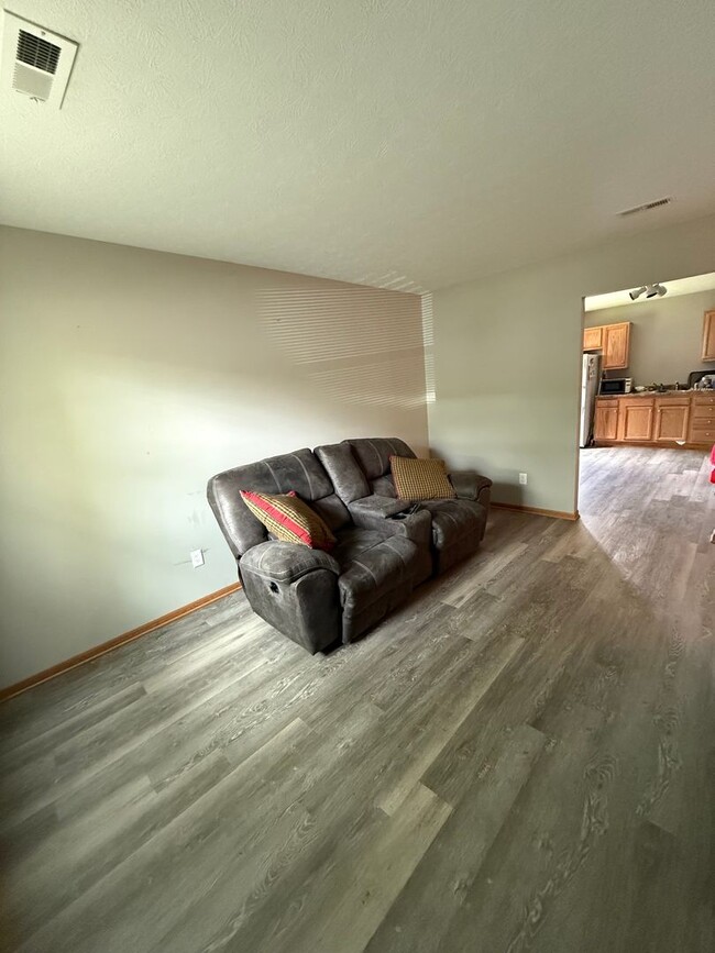 Building Photo - 650 Crest Dr