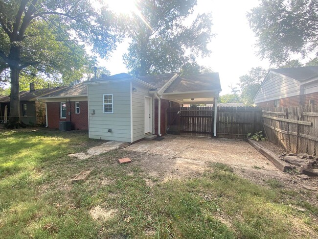 Building Photo - 3 bed, 1 bath in Colonial Acres / East Mem...