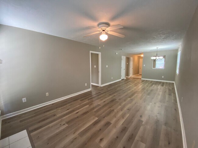 Building Photo - 2 Bedroom, 2 Bath End Unit Townhome in Bro...