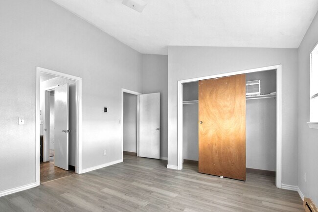 Building Photo - 2bed, 1.5 bath Duplex with Garage & Fenced Yard!