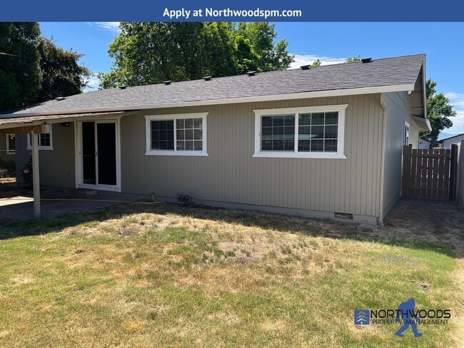 Building Photo - Very Nice 3 Bedroom 1.5 Bath Home-Located ...