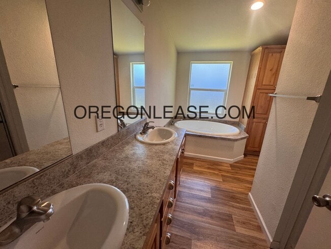 Building Photo - 3 bedroom 2 bath Veneta Home