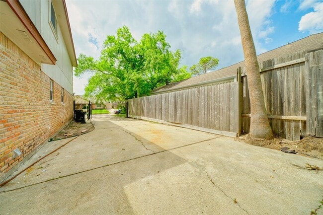 Building Photo - 7914 Oakington Dr