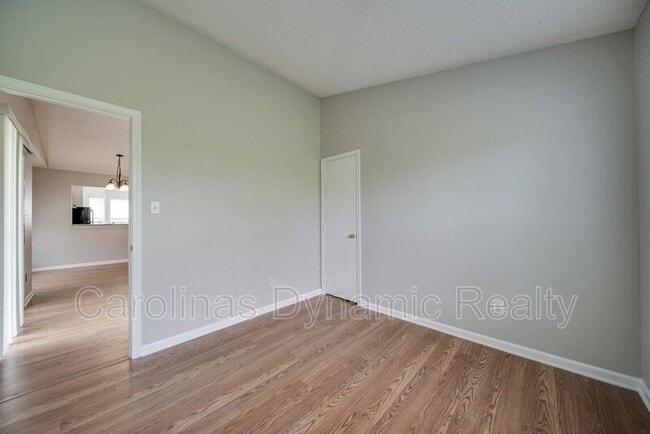 Building Photo - 120 Lantana Dr