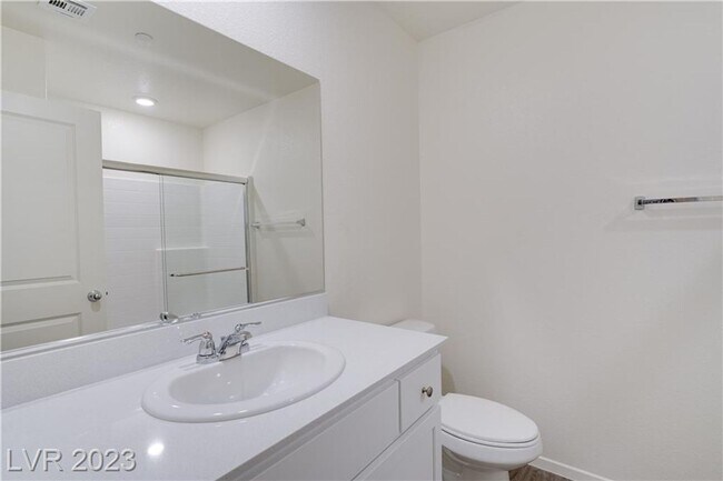 Building Photo - Modern 3-Bedroom Townhome in Highly Desire...