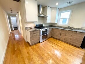 Building Photo - 7 Sudan St