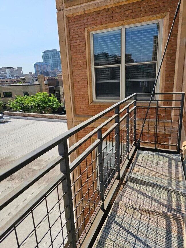 Building Photo - 1228 W Monroe St