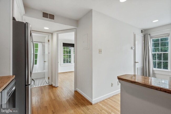 Building Photo - 307 E Duncan Ave