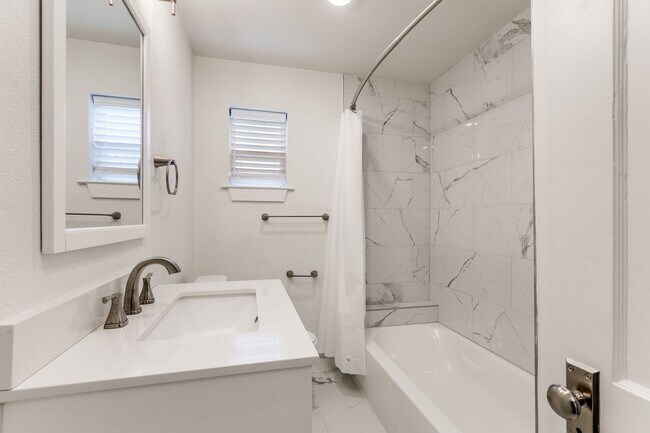 Building Photo - McILVAINE DUPLEX