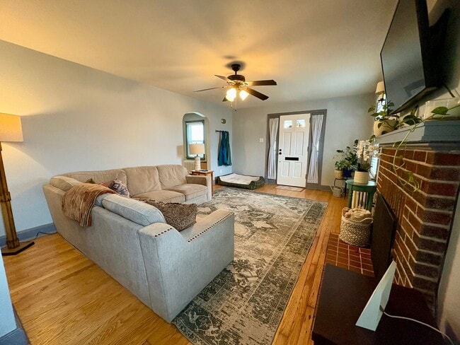 Building Photo - 3 Bedroom 1 Bathroom in Harrisburg!