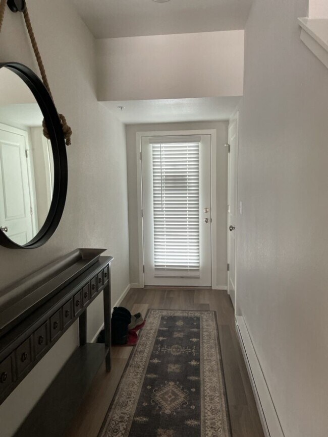 Building Photo - Newer 2 Bed / 2 Bath 2nd Floor Condo w/ 2 Car Garage