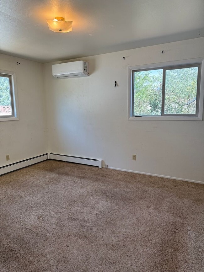 Building Photo - Upscale 3 bed 2 bath with garage