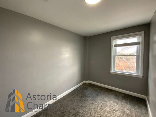 Building Photo - 3 Bedroom Home with Den and Fenced Yard in Quiet Neighborhood