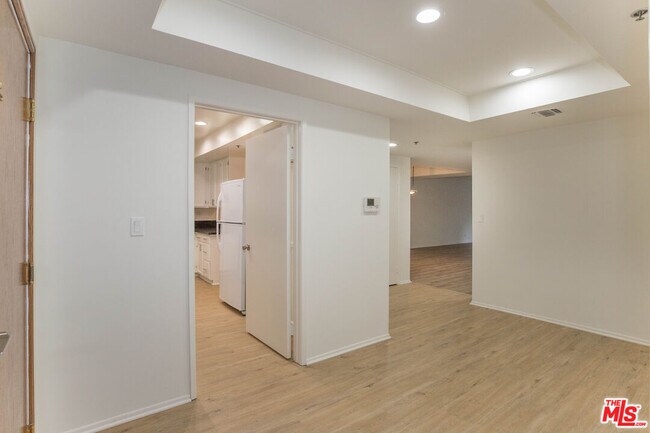 Building Photo - 410 S Barrington Ave