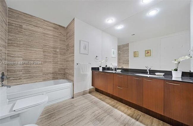 Building Photo - 16001 Collins Ave